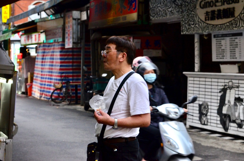 Three vignettes from a walk around Taipei in the&nbsp;summertime